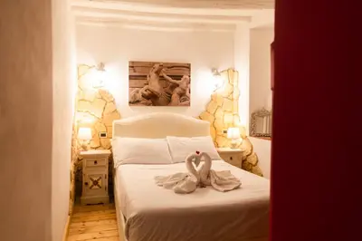 a bedroom with two swans sitting on a bed at Il Rifugio di Trastevere in Rome