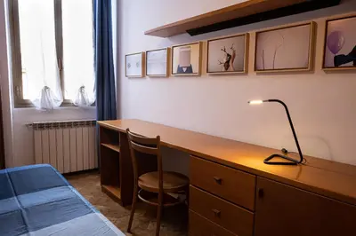 a room with a desk with a lamp and a bed at Appartamento 2 in centro a Roma in Rome