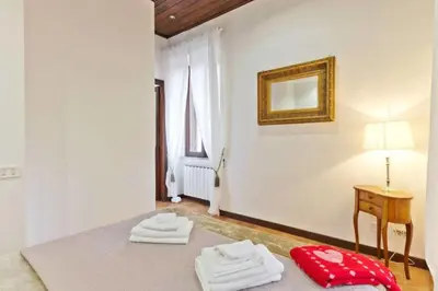 a bedroom with a bed with towels on it at La Finestra su Trastevere - Appartamento 100 mq Centrale, Luminoso, Spazioso in Rome