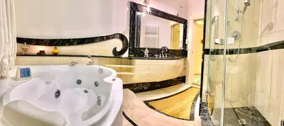 a bathroom with a bath tub and a sink at Simon's Guest House Rome in Rome