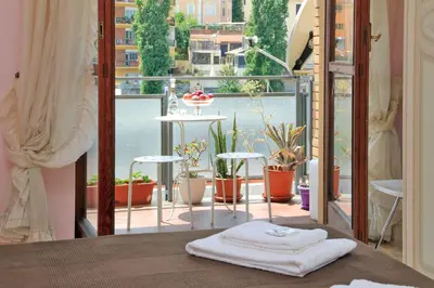 a table with two white towels on top of a balcony at Bed and Breakfast La Stazione Del Vaticano in Rome