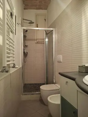 a bathroom with a shower and a toilet and a sink at Elegante appartamento immerso nei Fori Imperiali in Rome