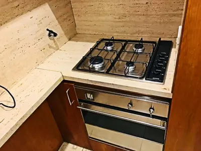 a stove top oven in a small kitchen at THE ROMAN WAY Museum in Rome