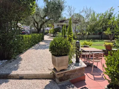 a garden with a table and chairs and plants at Lilli Home - Urban Garden in Rome