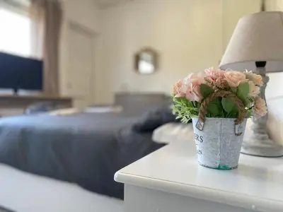 a vase of flowers sitting on a table in a bedroom at A Quattro Passi Da in Rome