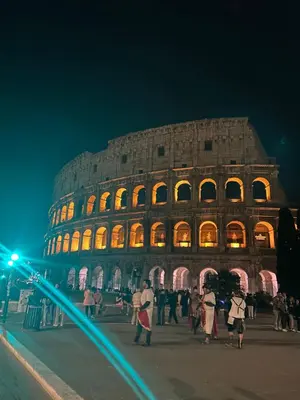 a group of people standing in front of the coliseum at Aurora 31 - Suite & Breakfast in Rome