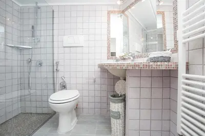 a bathroom with a toilet and a shower and a sink at Moro Magenta 1 Casa e Appartamento per Vacanze in Rome