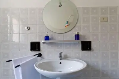 a bathroom with a sink and a mirror and towels at A Casa di Pe' Casa Vacanze in Rome