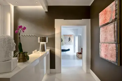 a hallway with a room with a painting on the wall at Piazza di Spagna 9 in Rome