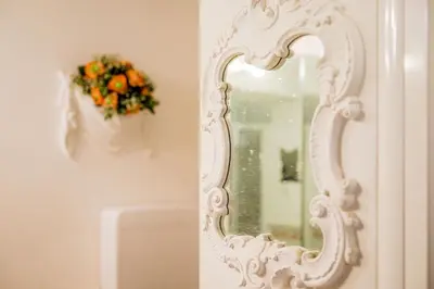 a mirror on a door with a bouquet of flowers at Palazzo Donarelli in Rome