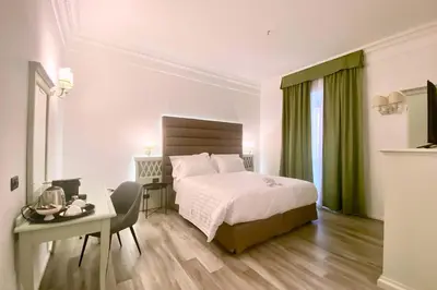 a hotel room with a bed and a desk and a bed sidx sidx sidx sidx at BB Hotels Smarthotel Bailey's in Rome