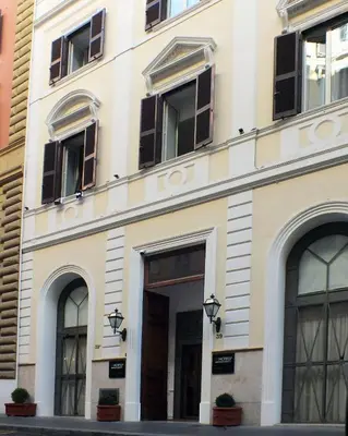 a building with windows on the side of it at BB Hotels Smarthotel Bailey's in Rome