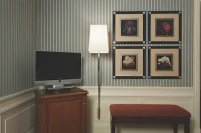 a living room with a tv and a lamp at Stendhal Hotel in Rome