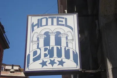 a sign for a hotel perin sign on a building at Hotel Le Petit in Rome