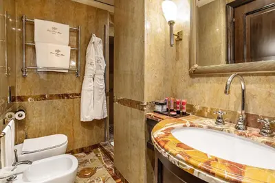 a bathroom with a tub and a toilet and a sink at River Palace Hotel in Rome