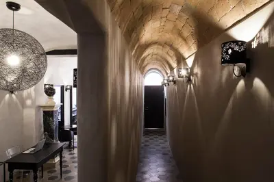 a hallway of a building with a hallwayngthngthngthngthngthngthngthngth at Casa de' Coronari in Rome