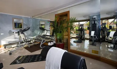 a fitness room with a gym with treadmills and a treadmill at Hotel dei Mellini in Rome