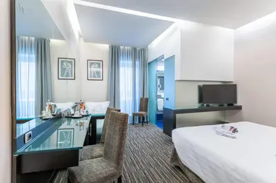 a hotel room with a desk and a bed at Best Western Plus Hotel Universo in Rome