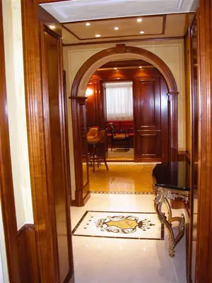 a hallway with an archway in a home with a dining room at Hotel Champagne Palace in Rome