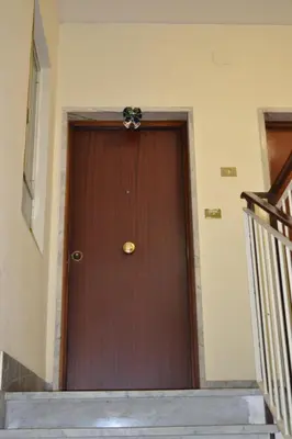 a brown door with a gold door knocker on it at Posada de Liz y Fabrizio in Rome