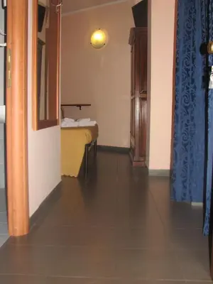 a hallway with a table in a room at Serendipity in Rome