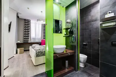 a bathroom with a green and black wall at Best Western Cinemusic Hotel in Rome