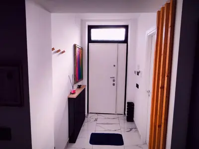 a hallway with a white door and a window at Il quattro e l'otto in Rome