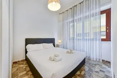 a bedroom with a bed and a painting on the wall at Gold Apartment Monteverde-Gianicolense in Rome