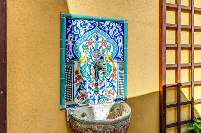 a tile on the side of a wall with a bowl at Residenza Como in Rome