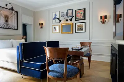 a living room with a bed and a table and chairs at Casa Violante Luxury Apartment in Rome