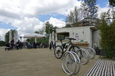 a bike parked in front of a food truck at Pietra Papa Suite 99 in Rome