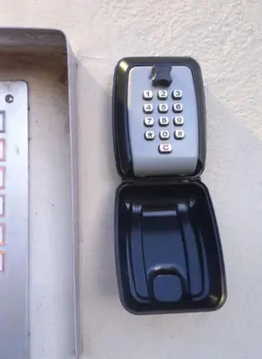 a cell phone is plugged into a box at Delizioso appartamento San Pietro in Rome