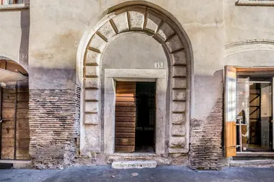 an archway on the side of a building at Casa Ghetto 13 in Rome